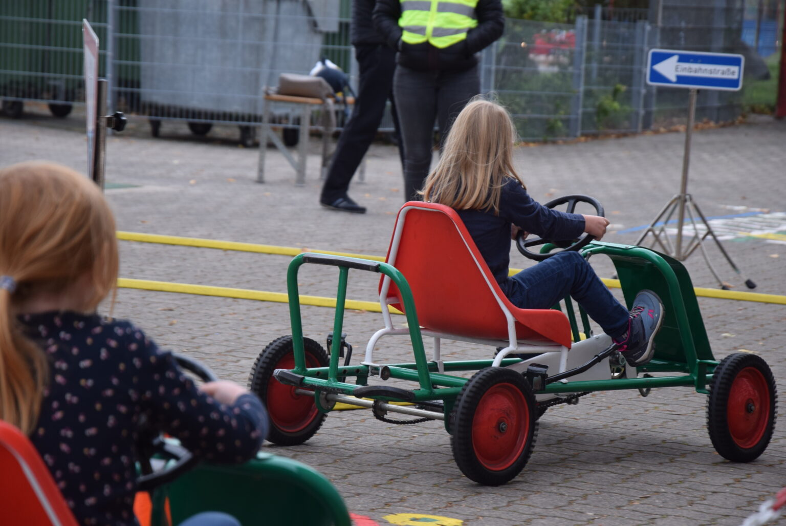 Fit für den Straßenverkehr: Schüler erhalten „Kettcar-Führerschein