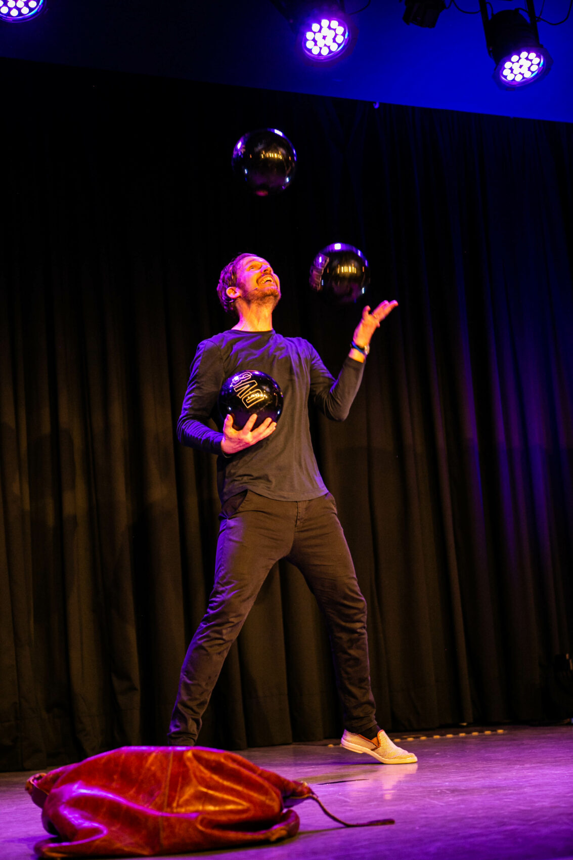 Jonglierender Kabarettist: Timo Wopp begeistert sein Publikum | LokalDirekt